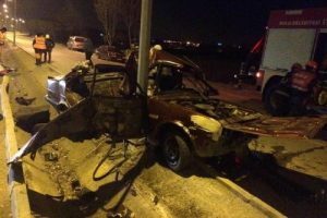 Bolu'da otomobil direğe &ccedil;arptı: 1 &ouml;l&uuml;, 1 yaralı