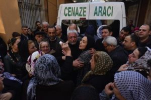 Gen&ccedil; kızın cenazesinde davul &ccedil;alındı, gelinlikle defnedildi