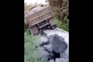K&ouml;pr&uuml; kamyonun ağırlığını kaldıramadı