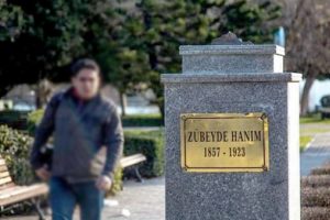 Adana'da Z&uuml;beyde Hanım Anıtı tahrip edildi