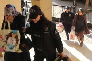 Maaş kartını alıp zorla evlendirmek istediler
