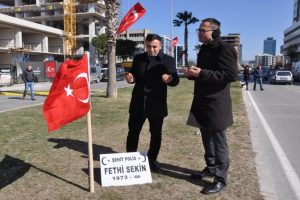 İzmir Adliyesine kahramanın mezar taşı konuldu