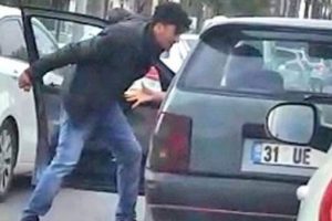 Otomobil s&uuml;r&uuml;c&uuml;s&uuml;n&uuml; yol ortasında bı&ccedil;akladılar