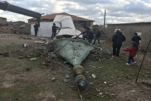 Hasarlı caminin minaresi yıkıldı