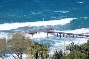 Dev dalgalar Bodrum koylarını vurdu