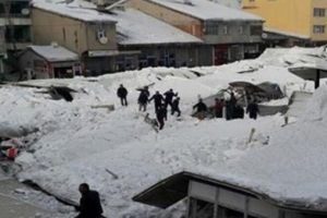 Pazar yerinin &ccedil;atısı &ccedil;&ouml;kt&uuml;, yaralılar var!