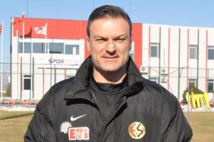 Eskişehirspor, Alpay &Ouml;zalan ile yollarını resmen ayırdı