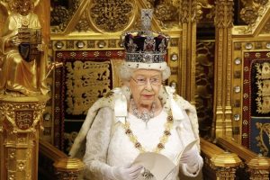 Krali&ccedil;e Elizabeth dudak u&ccedil;uklatan maaşla eleman arıyor