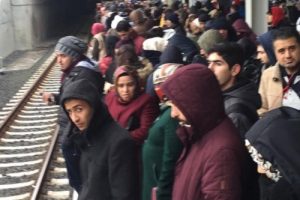 Marmaray'da aksamalar yaşanıyor