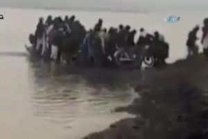 Hindistan'da g&ouml;&ccedil;men teknesi b&ouml;yle battı