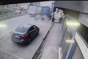 Trabzon'da gen&ccedil; kız tırın altında kalmaktan son anda kurtuldu