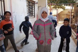 Suriyeliler battaniyeleri kışlık kıyafete &ccedil;eviriyor