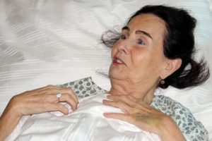 Fatma Girik evinde yine d&uuml;şt&uuml;