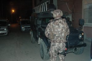Adana'da ter&ouml;r operasyonu: 34 g&ouml;zaltı