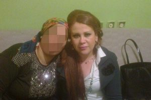 Bursa'da yakalanan 'Ponzi Arzu' kurbanları ile b&ouml;yle fotoğraf &ccedil;ektirmiş