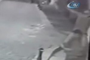 Kapıya asılan T&uuml;rk bayrağını &ccedil;aldılar