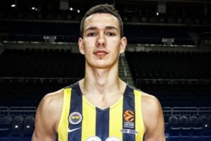 Fenerbah&ccedil;e transferi resmen a&ccedil;ıkladı!