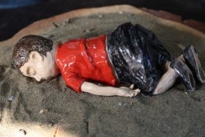 İzmir'de yaşanan acıları &ccedil;amura yansıttılar