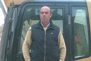 Bursa'da yan yatan iş makinesi ile toprak arasında sıkışan operat&ouml;r &ouml;ld&uuml;