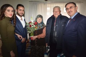 Bursa Mustafakemalpaşa Belediye Başkanı'ndan Sevgililer G&uuml;n&uuml; jesti