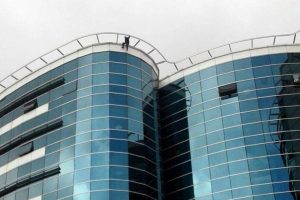 Sevgilisinin s&ouml;zlendiğini duyunca hastanenin &ccedil;atısına &ccedil;ıktı