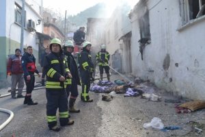 &Ccedil;akmakla oynayan &ccedil;ocuk yangın &ccedil;ıkardı