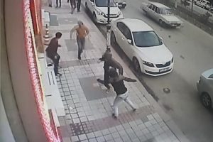 Sokaktaki bı&ccedil;aklı kavga g&uuml;venlik kamerasında