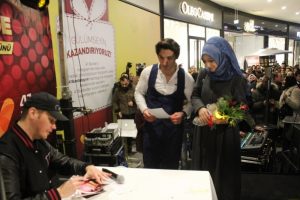 Sinan Ak&ccedil;ıl konserinde s&uuml;rpriz evlenme teklifi