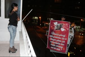 İtfaiyeciden, yangın merdiveninde teklif