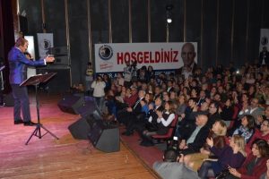 Kartal'da Erol Evgin r&uuml;zgarı esti
