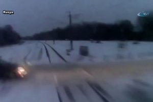 Rusya'da bir tren otomobile b&ouml;yle &ccedil;arptı