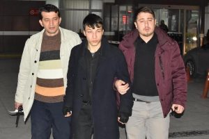 Şakalaştığı arkadaşını 4 yerinden bı&ccedil;akladı