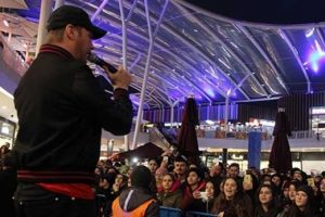 Sinan Ak&ccedil;ıl konserinde s&uuml;rpriz evlenme teklifi
