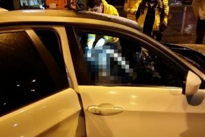 Direğe &ccedil;arpan otomobil yandı, s&uuml;r&uuml;c&uuml; can verdi