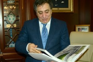 Bursa Valisi K&uuml;&ccedil;&uuml;k'e AA 2016 Yıllığı hediye edildi