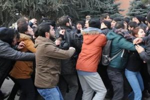 Akademisyenlerin protesto y&uuml;r&uuml;y&uuml;ş&uuml;nde arbede