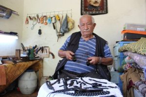 Oltu taşını 72 yıldır ilmek ilmek işliyor