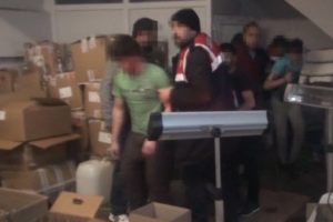 Sahte i&ccedil;ki imalathanesine baskın jandarma kamerasında