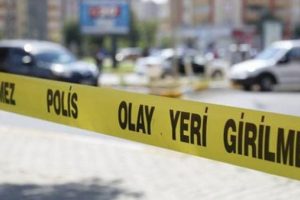 Tartıştıkları adamı binadan aşağı attılar!