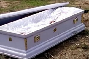 Alacaklılar tabutu a&ccedil;ıp naaşı ka&ccedil;ırdı!