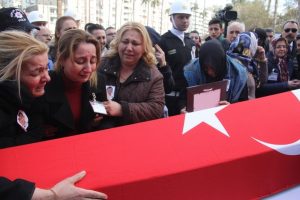 Şehit cenazesine giderken şehit olan polis g&ouml;zyaşlarıyla uğurlandı