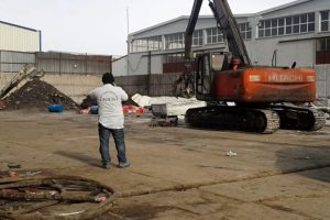 İş makinesinin altında kalarak can verdi