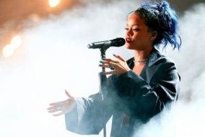 Rihanna, Elvis'in rekorunu kırdı!