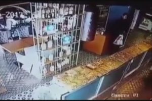 Bağış kutusu hırsızı kamerada