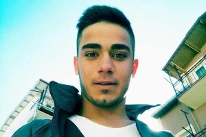 Eski eşinin evinin &ouml;n&uuml;nde ateş a&ccedil;tı, yoldan ge&ccedil;en genci &ouml;ld&uuml;rd&uuml;