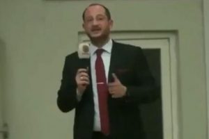 'İ&ccedil; savaş &ccedil;ıkar' diyen Manisa İl Başkan Yardımcısının AK Parti istifasını istedi