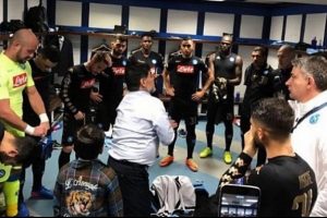 Maradona, soyunma odasına indi!