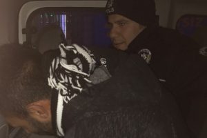 Hırsızlık ş&uuml;phelileri polis arabasına &ccedil;arptı!