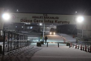 Ceza infaz kurumunda koğuştaki &ccedil;arşafı ateşe verdi!