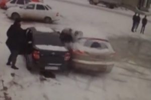İki otomobilin arasında sıkıştı